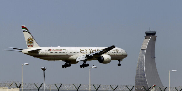Ein Flugzeug der Linie Etihad Airways im Landeanflug Ein Flugzeug der Linie Etihad Airways im Landeanflug