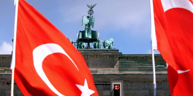 türkische Fahnen vor dem Brandenburger Tor türkische Fahnen vor dem Brandenburger Tor