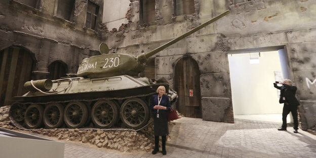 Museumsraum mit Sowjet-Panzer und zerstörtem Haus Museumsraum mit Sowjet-Panzer und zerstörtem Haus