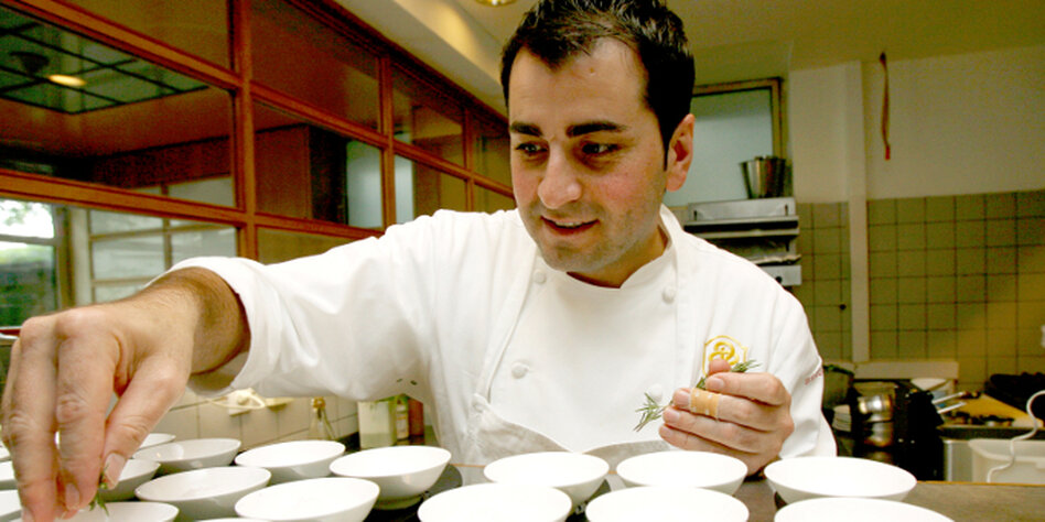 {Koch beim kochen
42} Ali Güngörmüs über Gourmet-Küche: "Männer kochen eben nicht" - taz.de | {Koch beim kochen
42}
