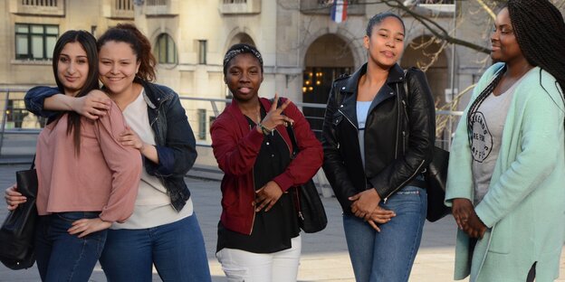 Eine Gruppe junger, fröhlicher Frauen Eine Gruppe junger, fröhlicher Frauen