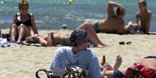 Nordeuropäerische Touristen mit Bier am Strand von Mallorca Nordeuropäerische Touristen mit Bier am Strand von Mallorca