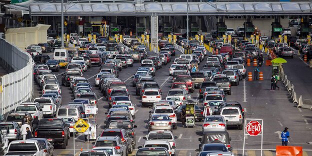 Viele Autos stehen Schlange am Grenzübergang Viele Autos stehen Schlange am Grenzübergang