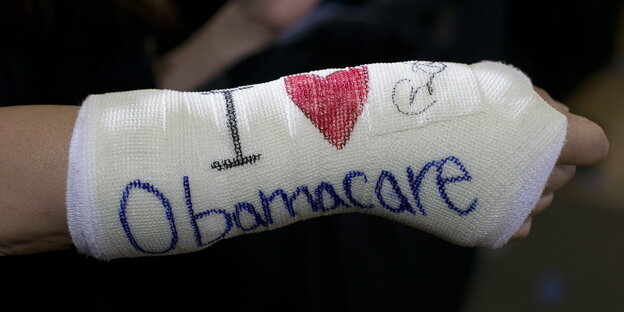 Ein Verband auf dem "Ich liebe Obamacare" auf Englisch steht Ein Verband auf dem "Ich liebe Obamacare" auf Englisch steht