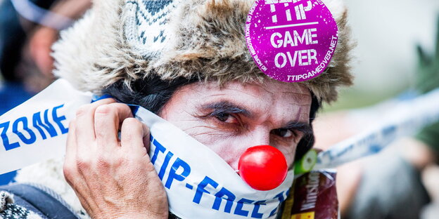 Mann mit Clownsnase gegen TTIP und Ceta Mann mit Clownsnase gegen TTIP und Ceta