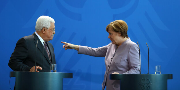 Merkel zeigt mit dem Zeigefinger auf Abbas Merkel zeigt mit dem Zeigefinger auf Abbas