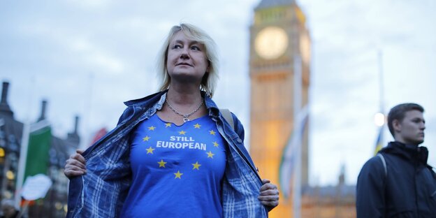 Eine Frau steht vor dem Big Ben, auf ihrem T-Shirt steht „Stil European“ Eine Frau steht vor dem Big Ben, auf ihrem T-Shirt steht „Stil European“