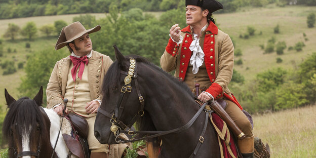 Le Fou und Gaston reiten auf Pferden und reden Le Fou und Gaston reiten auf Pferden und reden