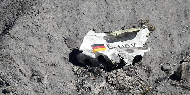 Flugzeugteil auf verstaubtem Boden Flugzeugteil auf verstaubtem Boden