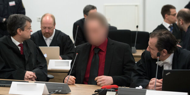 Timo S. sitzt zwischen seinen Anwälten Timo S. sitzt zwischen seinen Anwälten