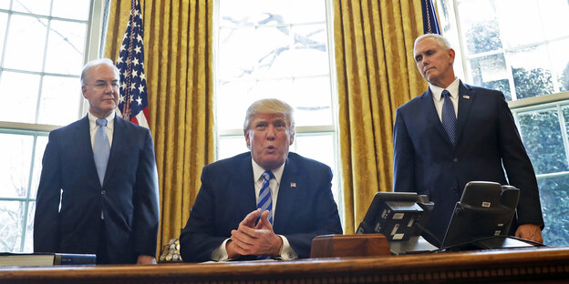 Trump und zwei Männer im Oval Office Trump und zwei Männer im Oval Office