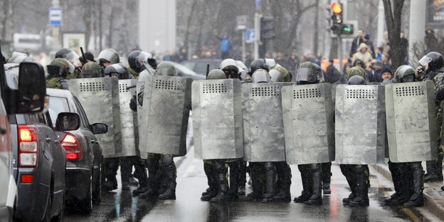 Martialisch ausgerüstete Polizisten Martialisch ausgerüstete Polizisten