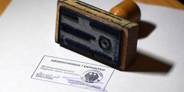 Stempel liegt auf bestempelten Blatt, Aufschrift Abgeschoben Stempel liegt auf bestempelten Blatt, Aufschrift Abgeschoben