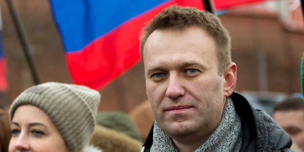 Alexej Nawalny vor einer russischen Flagge auf einer Demonstration Alexej Nawalny vor einer russischen Flagge auf einer Demonstration