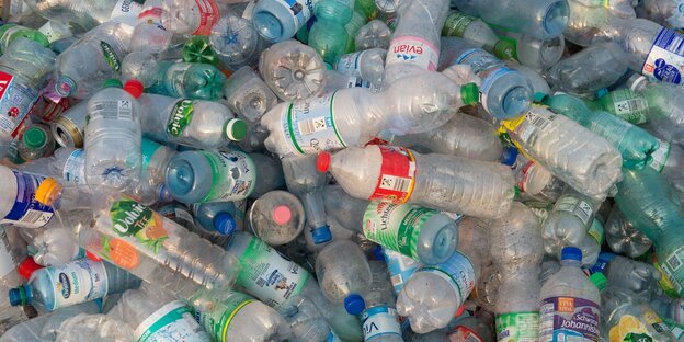 Gebrauchte Plastikflaschen liegen auf einem Haufen Gebrauchte Plastikflaschen liegen auf einem Haufen