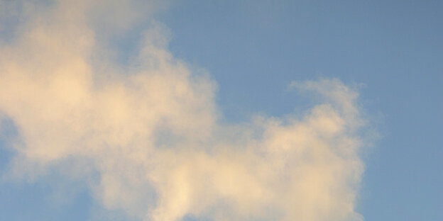 Rauchwolken vor blauem Himmel Rauchwolken vor blauem Himmel