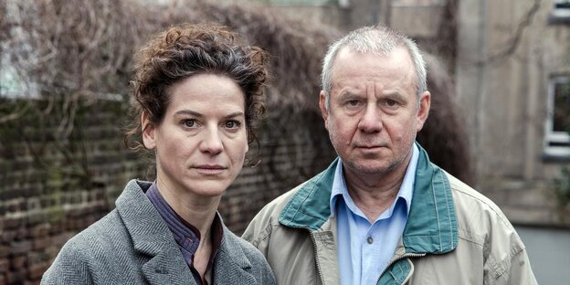 ein Mann und eine Frau in einem Hinterhof ein Mann und eine Frau in einem Hinterhof