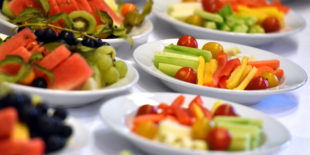 mehrere Teller mit Obst und Gemüse