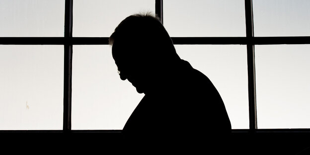 ein Mann, der nur als Schattenriss zu erkennen ist ein Mann, der nur als Schattenriss zu erkennen ist