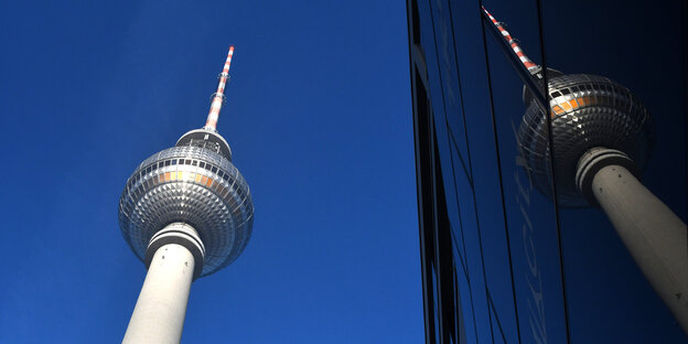 Blick von unten auf den Berliner Fernsehturm Blick von unten auf den Berliner Fernsehturm