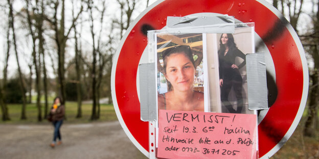 Auf einem Straßenschild hängt ein Bild der vermissten Studentin Malina und ein Zettel mit der Aufschrift "Vermisst! Hinweise bitte an die Polizei!" Auf einem Straßenschild hängt ein Bild der vermissten Studentin Malina und ein Zettel mit der Aufschrift "Vermisst! Hinweise bitte an die Polizei!"
