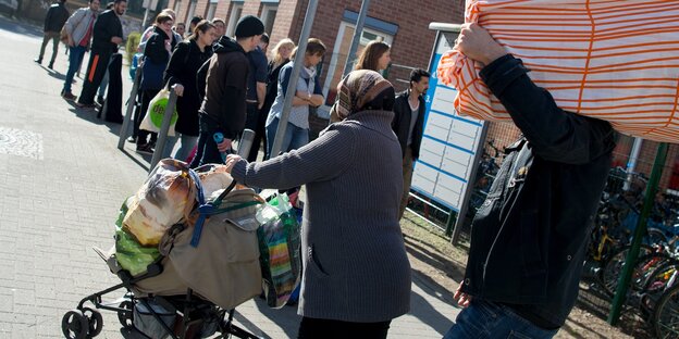 Flüchtlinge verlassen ihre Unterkunft Flüchtlinge verlassen ihre Unterkunft