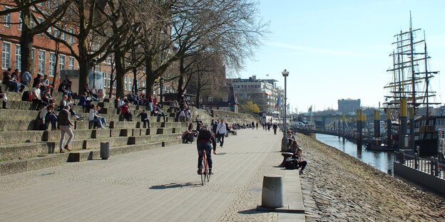 Die Schlachte in Bremen, eine Promenade entlang der Weser mit einer abgestuften Sitztreppe, die auch Affenfelsen genannt wird Die Schlachte in Bremen, eine Promenade entlang der Weser mit einer abgestuften Sitztreppe, die auch Affenfelsen genannt wird