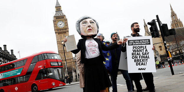 Mehrere Demonstranten, darunter einer in einer Theresa-May-Pappmachè-Figur, protestierten vor dem Big Ben gegen den Brexit Mehrere Demonstranten, darunter einer in einer Theresa-May-Pappmachè-Figur, protestierten vor dem Big Ben gegen den Brexit