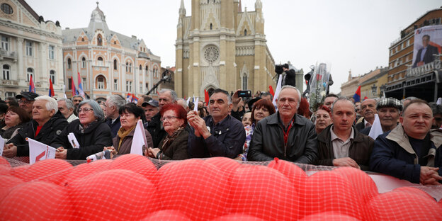 Anhänger von Aleksandar Vucic in Novi Sad Anhänger von Aleksandar Vucic in Novi Sad