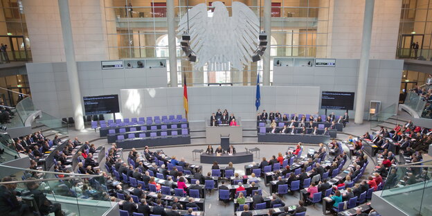 Abgeordnete sitzen im Plenarsaal des Bundestags Abgeordnete sitzen im Plenarsaal des Bundestags