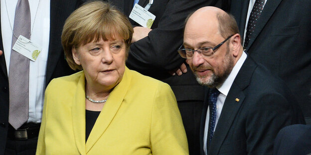 Angela Merkel im zitronengelben Blazer, neben ihr im schwarzen Anzug und leicht nach vorne gebeugt, ihr Herausforderer Martin Schulz Angela Merkel im zitronengelben Blazer, neben ihr im schwarzen Anzug und leicht nach vorne gebeugt, ihr Herausforderer Martin Schulz