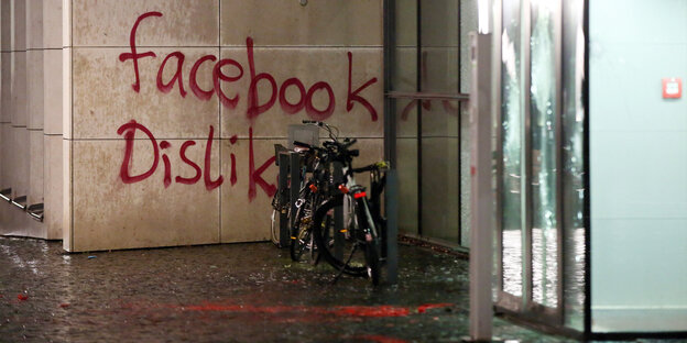 Fahrräder vor einem Grafitto: "facebook dislike" Fahrräder vor einem Grafitto: "facebook dislike"