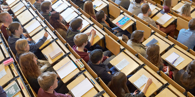 StudentInnen in einem Hörsaal