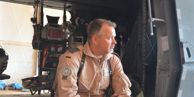 Ein Mann sitzt in einem Kampfhubschrauber Ein Mann sitzt in einem Kampfhubschrauber