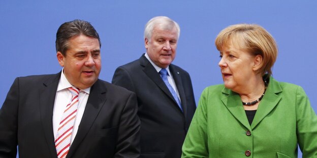 Sigmar Gabriel, Horst Seehofer und Angela Merkel stehen nebeneinander Sigmar Gabriel, Horst Seehofer und Angela Merkel stehen nebeneinander