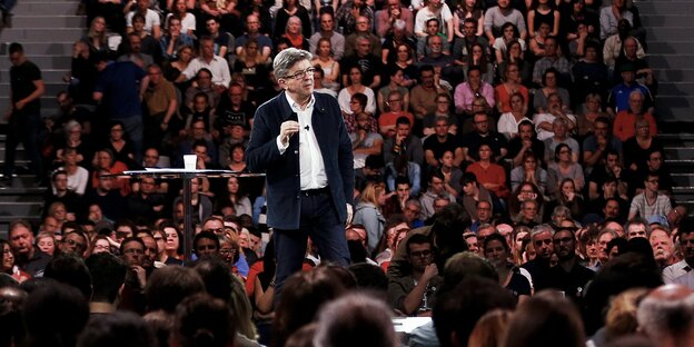 Ein Mann vor Publikum, es ist Jean-Luc Mélenchon Ein Mann vor Publikum, es ist Jean-Luc Mélenchon