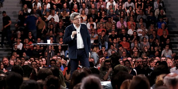 Ein Mann vor Publikum, es ist Jean-Luc Mélenchon