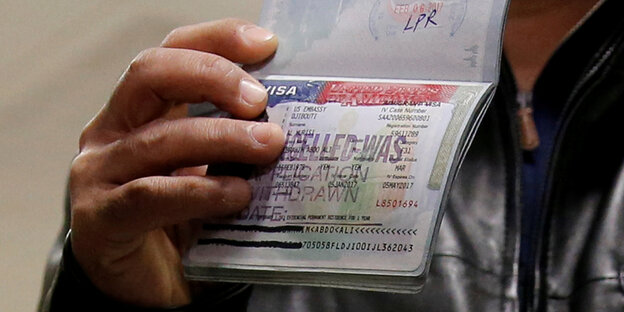 Eine Hand hält einen Pass Eine Hand hält einen Pass