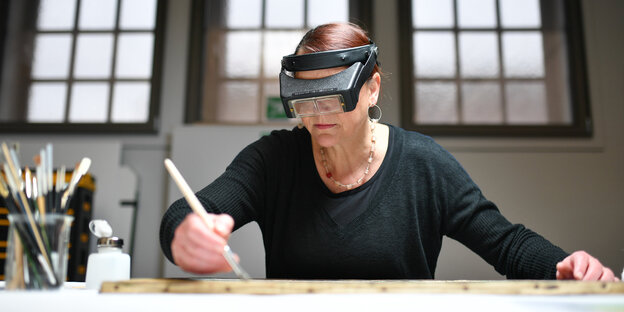 Eine Frau mit Schutzbrille Eine Frau mit Schutzbrille