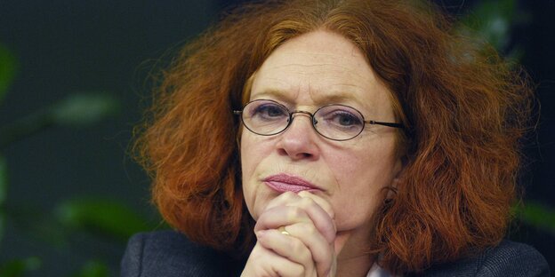 Anetta Kahane hat ihr Kinn auf ihre verschränkten Hände gestützt und guckt nachdenklich Anetta Kahane hat ihr Kinn auf ihre verschränkten Hände gestützt und guckt nachdenklich