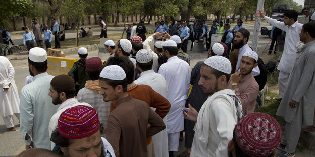 Weiß gekleidete muslimische Studenten in Islamabad Weiß gekleidete muslimische Studenten in Islamabad