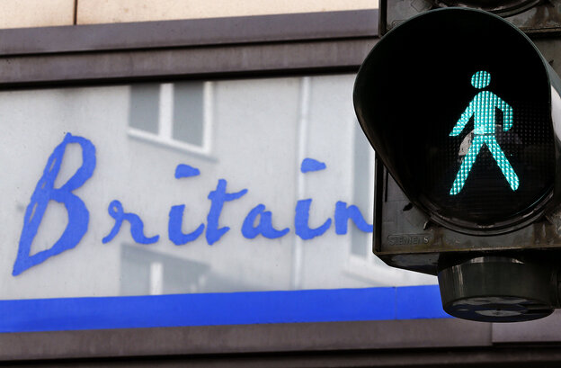 Ein grünes Ampelmännchen neben der Aufschrift „Britain“ Ein grünes Ampelmännchen neben der Aufschrift „Britain“