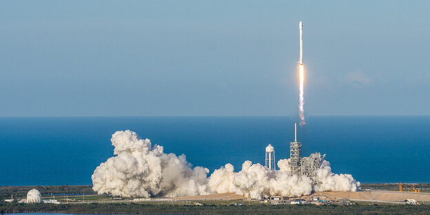 Startende SpaceX-Rakete Startende SpaceX-Rakete