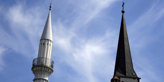 Minarett- und Kirchturm vor blauem Himmel Minarett- und Kirchturm vor blauem Himmel