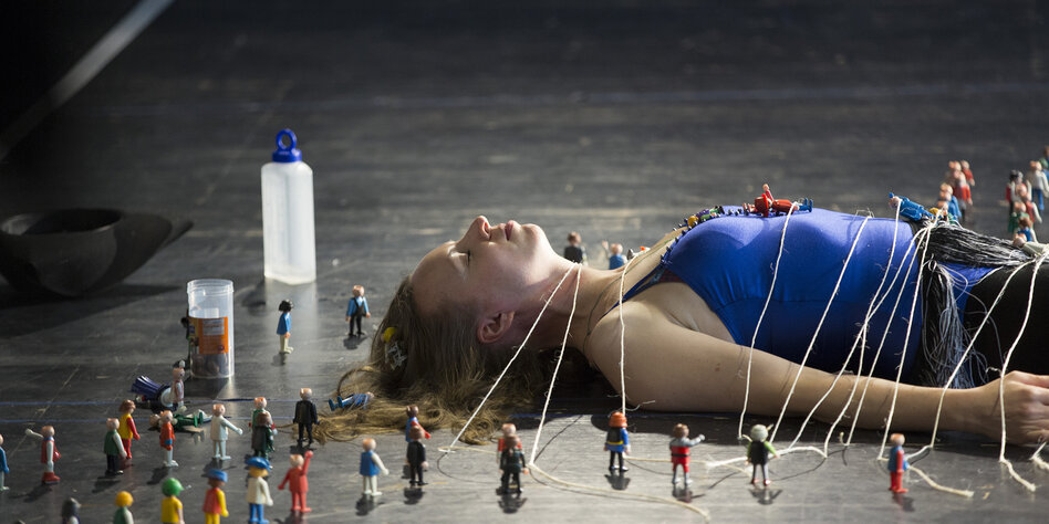 Amüsant feiern in Oldenburg: Das Theater macht sich nackig - taz.de