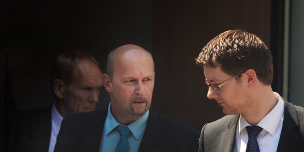 Der Verfassungsschützer Andreas Temme zwischen zwei Männern Der Verfassungsschützer Andreas Temme zwischen zwei Männern