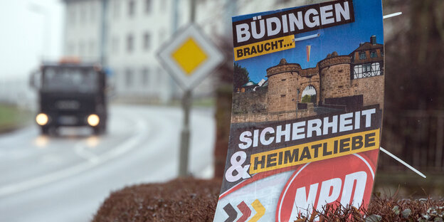 Wahlplakat der NPD in Büdingen: "Büdingen braucht Sicherheit & Heimatliebe" Wahlplakat der NPD in Büdingen: "Büdingen braucht Sicherheit & Heimatliebe"
