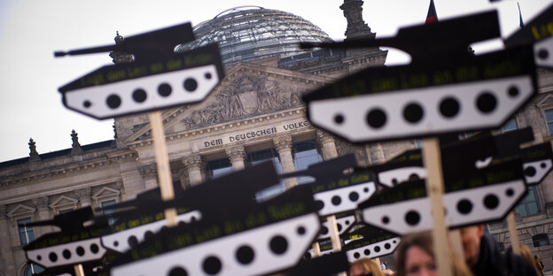 Panzer-Plakate werden vor dem deutschen Bundestag hochgehalten Panzer-Plakate werden vor dem deutschen Bundestag hochgehalten