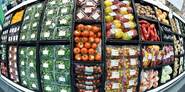 Gemüseregal im Supermarkt in Fischaugen-Optik Gemüseregal im Supermarkt in Fischaugen-Optik