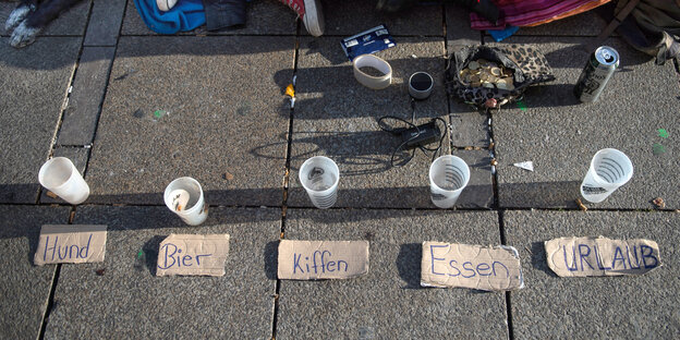 Fünf Becher, mit denen Geld für Hund, Bier, Kiffen, Essen und Urlaub gesammelt wird Fünf Becher, mit denen Geld für Hund, Bier, Kiffen, Essen und Urlaub gesammelt wird